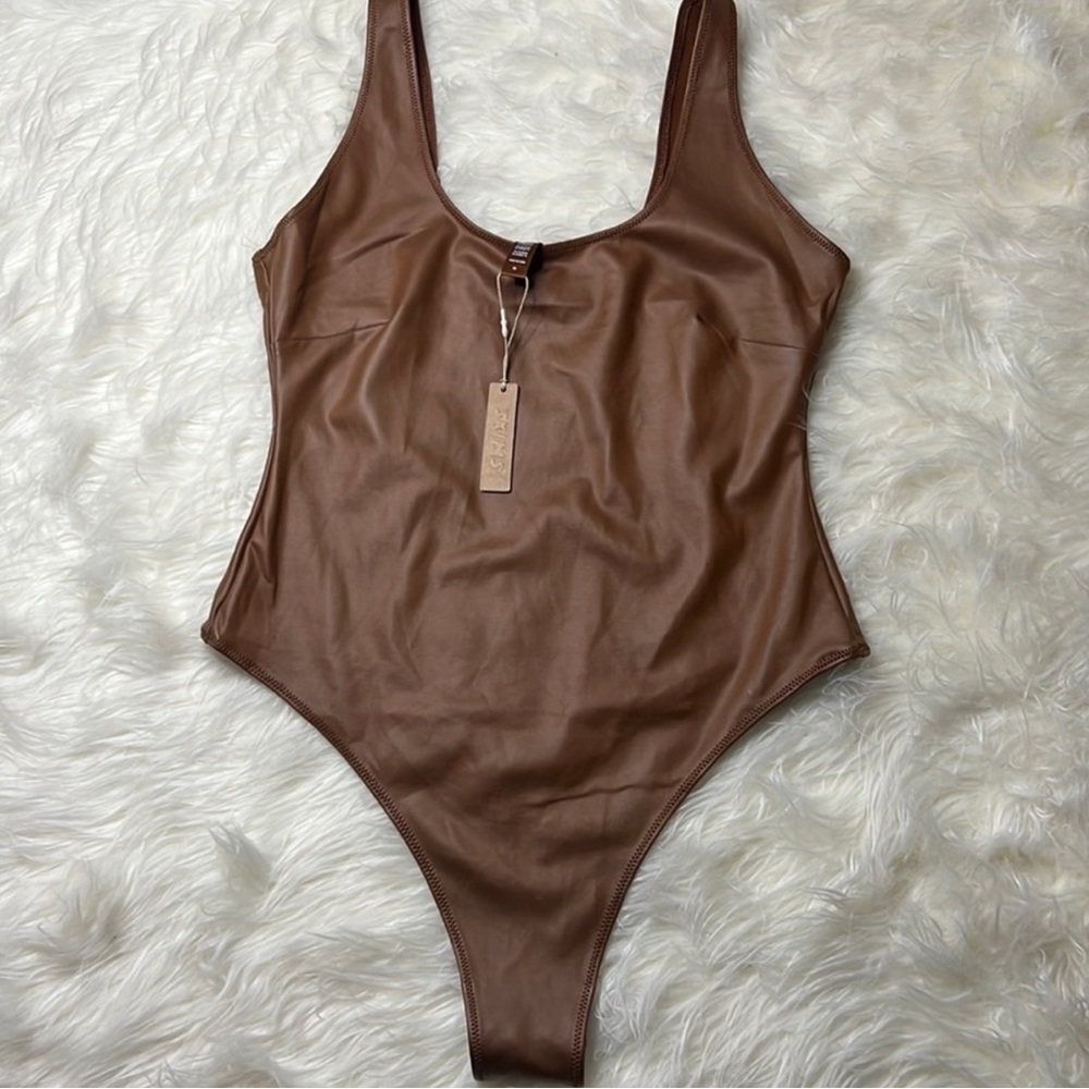 NWT SKIMS FAUX LEATHER SCOOP BODYSUIT in Copper, Medium